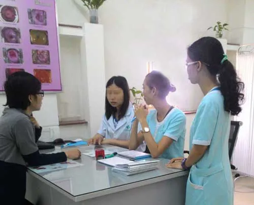 Bác sĩ người Trung Quốc (thứ ba từ phải) tư vấn sức khỏe cho bệnh nhân tại phòng khám đa khoa Hồng Bàng (877-879 Hồng Bàng, P.9, Q.6, TP.HCM). Bác sĩ người Trung Quốc (thứ ba từ phải) tư vấn sức khỏe cho bệnh nhân tại phòng khám đa khoa Hồng Bàng (877-879 Hồng Bàng, P.9, Q.6, TP.HCM).