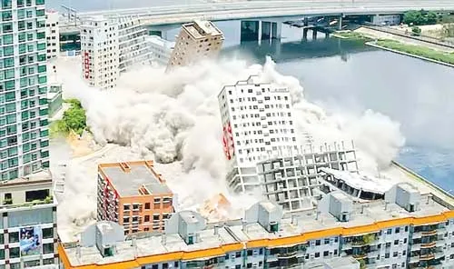 Trung Quốc lãng phí 70 tỷ USD mỗi năm để đập bỏ nhà cũ, xây nhà mới, dù thị trường bất động sản thừa cung nghiêm trọng. Trung Quốc lãng phí 70 tỷ USD mỗi năm để đập bỏ nhà cũ, xây nhà mới, dù thị trường bất động sản thừa cung nghiêm trọng.