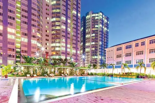 700 căn hộ thuộc giai đoạn I đã và đang được bàn giao, một cộng đồng sống văn minh và hiện đại đã hình thành tại Him Lam Chợ Lớn. 750 căn giai đoạn II đang hoàn thiện nội thất bên trong và sẽ được bàn giao trong tháng 6-2016. Căn hộ được bàn giao hoàn thiện với các thiết bị nội thất cao cấp của Teka, TOTO, Ferroli… nhưng tổng giá trị gây nhiều bất ngờ cho khách hàng chỉ 1,7-2 tỷ đồng - một mức giá rất mềm ở phân khúc căn hộ cao cấp (Hình ảnh nội thất căn hộ thật dự án). Tất cả nhu cầu của mọi lứa tuổi đã được đáp ứng chỉ trong vài bước chân với hàng loạt các tiện ích như hồ bơi và công viên rộng 4.500m2; sân tập dưỡng sinh dành riêng cho người cao tuổi rộng 350m2; khu thể thao dành cho thanh thiếu niên cùng sân chơi bằng nhựa mềm cho trẻ rộng 1.000m2; khu tập gym, spa, beauty salon, cà phê, siêu thị, ngân hàng… nhưng mức phí quản lý chỉ 7.000 đồng/m2 (gồm VAT). 700 căn hộ thuộc giai đoạn I đã và đang được bàn giao, một cộng đồng sống văn minh và hiện đại đã hình thành tại Him Lam Chợ Lớn. 750 căn giai đoạn II đang hoàn thiện nội thất bên trong và sẽ được bàn giao trong tháng 6-2016. Căn hộ được bàn giao hoàn thiện với các thiết bị nội thất cao cấp của Teka, TOTO, Ferroli… nhưng tổng giá trị gây nhiều bất ngờ cho khách hàng chỉ 1,7-2 tỷ đồng - một mức giá rất mềm ở phân khúc căn hộ cao cấp (Hình ảnh nội thất căn hộ thật dự án). Tất cả nhu cầu của mọi lứa tuổi đã được đáp ứng chỉ trong vài bước chân với hàng loạt các tiện ích như hồ bơi và công viên rộng 4.500m2; sân tập dưỡng sinh dành riêng cho người cao tuổi rộng 350m2; khu thể thao dành cho thanh thiếu niên cùng sân chơi bằng nhựa mềm cho trẻ rộng 1.000m2; khu tập gym, spa, beauty salon, cà phê, siêu thị, ngân hàng… nhưng mức phí quản lý chỉ 7.000 đồng/m2 (gồm VAT).