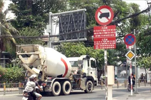 Một xe bồn của Công ty Holcim vẫn chạy vào đường có biển cấm xe tải lưu thông từ 6g - 24g trên đường Nơ Trang Long (TP.HCM) để đổ bêtông cho một công trình dân dụng.