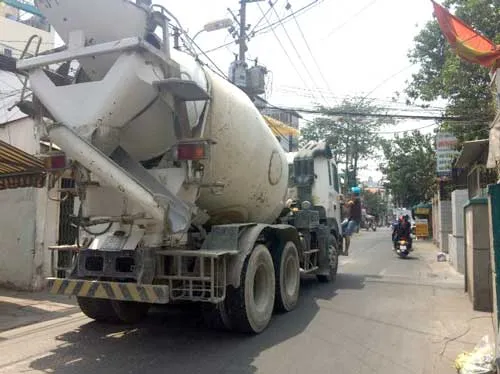 Khoảng 12g50 ngày 30-3, xe bồn của Công ty cổ phần vật liệu Nam Vi Sai “chui” vào nhiều tuyến đường cấm khu vực Q.Bình Thạnh.