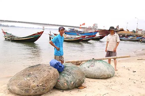 Nhiều ngư dân kéo lưới lên bờ, tạm nghỉ chờ qua họa "cá chết".