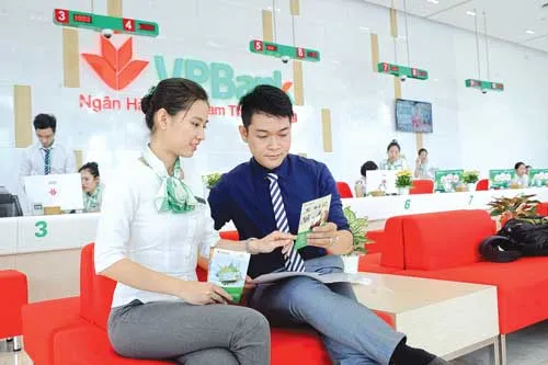 Hệ thống NH vừa tái cơ cấu, vừa đảm nhận phân bổ nguồn vốn nền kinh tế. Ảnh: LONG THANH