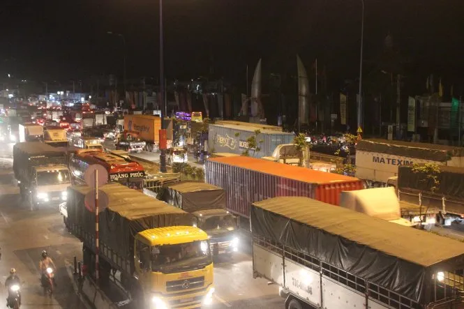 Xe cộ ùn ứ trên xa lộ Hà Nội đoạn qua khu vực Suối Tiên (Q.9)