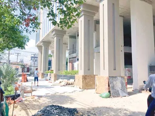 Tầng trệt chung cư Bảy Hiền Tower vẫn đang thi công dở dang. Ảnh: MINH TUẤN