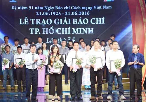 Chủ tịch Hội Nhà báo TPHCM Mã Diệu Cương và Phó Giám đốc Sở TT - TT Võ Văn Long trao giải nhóm 3 - Phim tài liệu, điều tra, phóng sự, ký báo chí cho các tác giả đoạt Giải Báo chí TPHCM.
