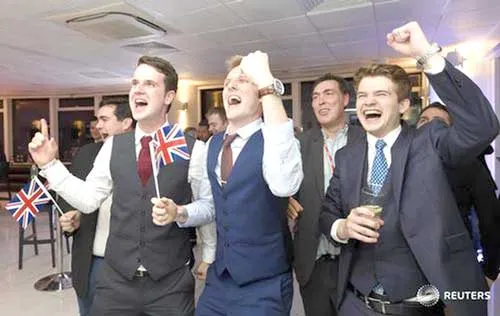 Những người ủng hộ Anh rời EU tại London vui mừng khi biết kết quả. Ảnh: Reuters