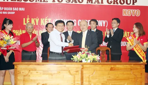 Đại diện Sao Mai Group và Koyo Corporation thực hiện nghi thức ký kết hợp đồng.