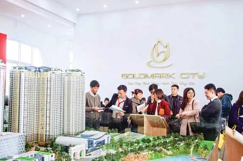Khách hàng tìm hiểu một dự án BĐS.