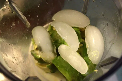 Sau khi gọt bỏ phần thối, những quả bơ này sẽ được bán cho các hàng cà phê làm sinh tố.