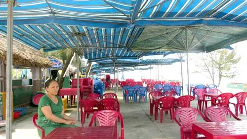 Không chỉ biển “chết”, mà hàng loạt các nhà hàng, quán xá phục vụ du lịch dọc bờ biển Nhật Lệ (Tp Đồng Hới, Quảng Bình) cũng rơi vào tình cảnh vắng khách ngay giữa mùa du lịch.