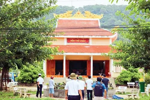 Một góc đảo Thổ Chu. Người dân đến viếng đền Thổ Chu, thắp hương tưởng niệm những người đã hy sinh. Trạm Hải đăng Thổ Chu. Làng bè nuôi hải sản trên biển. Canh giữ biển đảo. Trạm rađa Hải quân Vùng 5 trên đảo Thổ Chu. Ông Lê Tiền Tuyến, Phó TBT báo SGGP (giữa) và Thượng tá Hoàng Công Tân (phải), Thượng tá Nguyễn Ngọc Hòe (trái) dẫn đầu đoàn công tác dân quân ra thăm các điểm đảo. Cột mốc chủ quyền trên đảo Thổ Chu. Xe tải vận chuyển đoàn công tác đến điểm cao nhất đảo Thổ Chu thăm chiến sĩ rađa Hải quân Vùng 5. Một góc đảo Thổ Chu. Người dân đến viếng đền Thổ Chu, thắp hương tưởng niệm những người đã hy sinh. Trạm Hải đăng Thổ Chu. Làng bè nuôi hải sản trên biển. Canh giữ biển đảo. Trạm rađa Hải quân Vùng 5 trên đảo Thổ Chu. Ông Lê Tiền Tuyến, Phó TBT báo SGGP (giữa) và Thượng tá Hoàng Công Tân (phải), Thượng tá Nguyễn Ngọc Hòe (trái) dẫn đầu đoàn công tác dân quân ra thăm các điểm đảo. Cột mốc chủ quyền trên đảo Thổ Chu. Xe tải vận chuyển đoàn công tác đến điểm cao nhất đảo Thổ Chu thăm chiến sĩ rađa Hải quân Vùng 5.