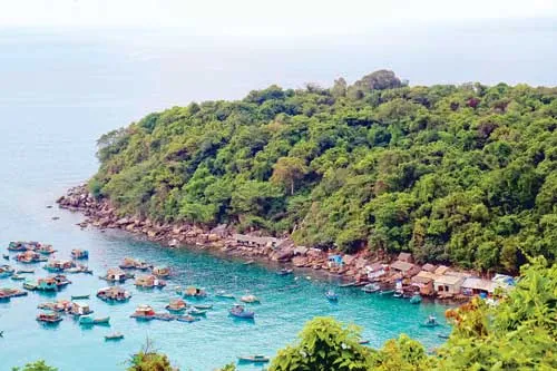 Một góc đảo Thổ Chu. Người dân đến viếng đền Thổ Chu, thắp hương tưởng niệm những người đã hy sinh. Trạm Hải đăng Thổ Chu. Làng bè nuôi hải sản trên biển. Canh giữ biển đảo. Trạm rađa Hải quân Vùng 5 trên đảo Thổ Chu. Ông Lê Tiền Tuyến, Phó TBT báo SGGP (giữa) và Thượng tá Hoàng Công Tân (phải), Thượng tá Nguyễn Ngọc Hòe (trái) dẫn đầu đoàn công tác dân quân ra thăm các điểm đảo. Cột mốc chủ quyền trên đảo Thổ Chu. Xe tải vận chuyển đoàn công tác đến điểm cao nhất đảo Thổ Chu thăm chiến sĩ rađa Hải quân Vùng 5. Một góc đảo Thổ Chu. Người dân đến viếng đền Thổ Chu, thắp hương tưởng niệm những người đã hy sinh. Trạm Hải đăng Thổ Chu. Làng bè nuôi hải sản trên biển. Canh giữ biển đảo. Trạm rađa Hải quân Vùng 5 trên đảo Thổ Chu. Ông Lê Tiền Tuyến, Phó TBT báo SGGP (giữa) và Thượng tá Hoàng Công Tân (phải), Thượng tá Nguyễn Ngọc Hòe (trái) dẫn đầu đoàn công tác dân quân ra thăm các điểm đảo. Cột mốc chủ quyền trên đảo Thổ Chu. Xe tải vận chuyển đoàn công tác đến điểm cao nhất đảo Thổ Chu thăm chiến sĩ rađa Hải quân Vùng 5.