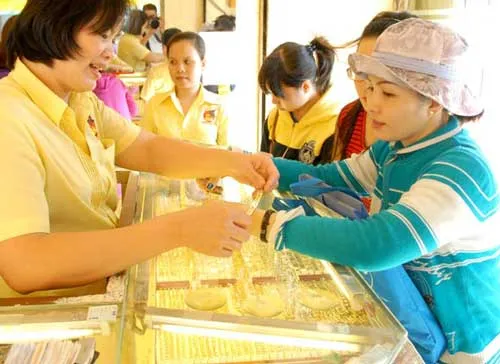 Hiện giá vàng đang biến động, các nhà đầu tư cần thận trọng.