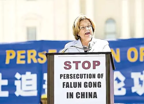 Nghị sĩ Ileana Ros-Lehtinen trình bày về vấn đề mổ cướp tạng ở Trung Quốc tại Đồi Capitol.