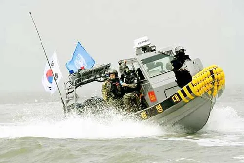 Hải quân Hàn Quốc phối hợp với Bộ Chỉ huy Liên hiệp quốc tuần tra chặn tàu cá Trung Quốc.