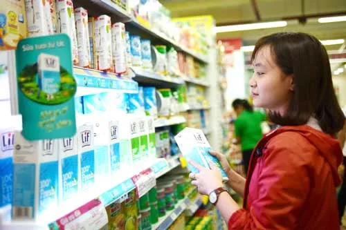 Người tiêu dùng chọn mua sữa tươi tại siêu thị.