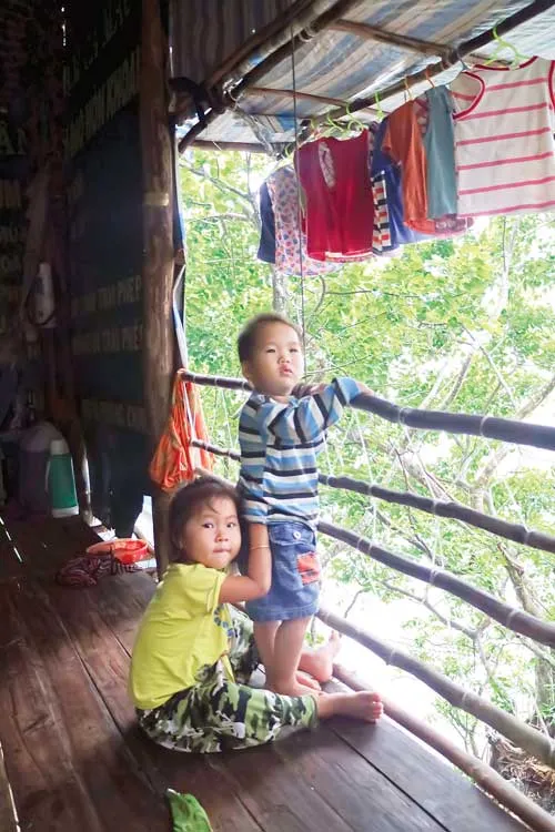 Một góc đảo Hòn Chuối. Vườn rau lính đảo. Nhà cửa tạm bợ của ngư dân trên đảo. Chiến sĩ Hải quân Vùng 5 mang bò ra đảo gây giống. Nghề cá bóp nuôi lồng mới phát triển vùng biển Hòn Chuối. Trẻ ở đảo xa. Chiến sĩ trạm rađa bảo vệ vùng biển. Đoàn công tác ra thăm chiến sĩ đảo Hòn Chuối. Trò chuyện với người dân sinh sống tại đảo.