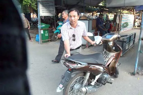 Ông Thống phụ trách quản lý bãi xe đang dắt chiếc xe còn mà biển số mất ở nhà xe Bệnh viện Đa khoa Quảng Ngãi. Ông Thống phụ trách quản lý bãi xe đang dắt chiếc xe còn mà biển số mất ở nhà xe Bệnh viện Đa khoa Quảng Ngãi.