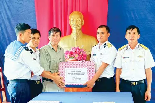 Dinh Bà - là nơi ngư dân đến cầu an hành nghề trên biển. Xe tải đưa đoàn công tác lên đảo Hải Tặc. Một góc quần đảo Hòn Đốc. Phút thư giãn người lính đảo. Ngư dân nuôi cá lồng bè trên biển. Phó Tổng TKTS báo SGGP Nguyễn Khắc Văn trao quà tặng chiến sĩ đồn trú trên đảo. Cột mốc chủ quyền đang được tôn tạo. Hầm chứa nước ngọt sinh hoạt. Chiến sĩ gây tạo lợn rừng nuôi trên đảo.