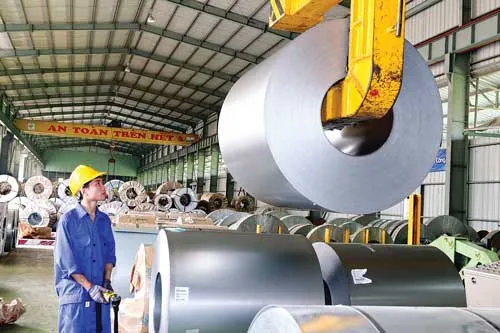 Nhà máy gia công thép tấm SMC được đầu tư công nghệ mới không gây ô nhiễm môi trường. Ảnh: LONG THANH