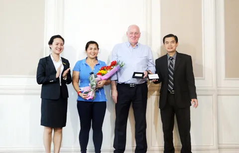 Đại diện Chủ đầu tư trao chìa khóa cho cư dân tại căn hộ Léman