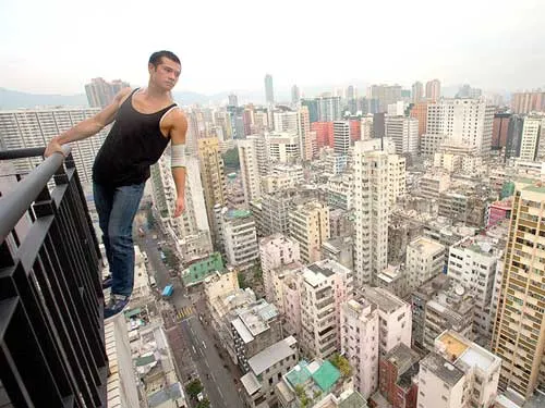 Nghệ sĩ Pháp gốc Việt Williams Belle làm quen với môn thể thao yamakasi (leo trèo, phi thân).