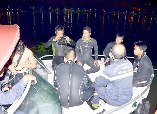 Người làm công tác cứu nạn, cứu hộ thường xuyên xử lý tình huống khẩn cấp, làm việc bất kể lúc nào và chịu áp lực cao. Người làm công tác cứu nạn, cứu hộ thường xuyên xử lý tình huống khẩn cấp, làm việc bất kể lúc nào và chịu áp lực cao.