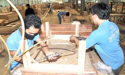 Công nhân lao động tại một nhà xưởng TTF.