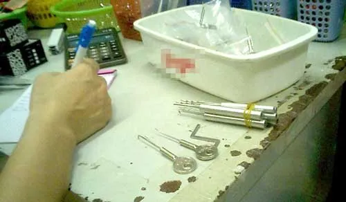 Các thiết bị mở khóa thường thấy trong bộ đồ nghề của những người thợ sửa khóa.