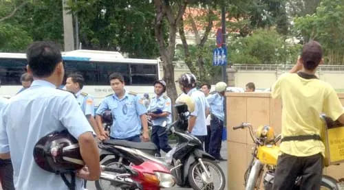 Lực lượng chức năng lập biên bản vi phạm trong khuôn viên tòa nhà trên đường Hai Bà Trưng, Q.1.