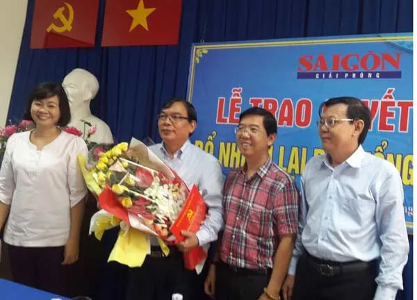 Đại diện Đảng ủy, Ban Biên tập Báo SGGP tặng hoa chúc mừng Phó Tổng biên tập Lê Tiền Tuyến. Đại diện Đảng ủy, Ban Biên tập Báo SGGP tặng hoa chúc mừng Phó Tổng biên tập Lê Tiền Tuyến.