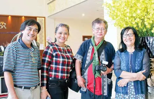 Đạo diễn, nhà văn Lê Văn Duy với máy quay phim chụp hình cùng các đồng nghiệp (nhà thơ Phan Hoàng và 2 soạn giả Kim Oanh, Ngọc Trúc) đi thực tế sáng tác ở Kiên Giang.