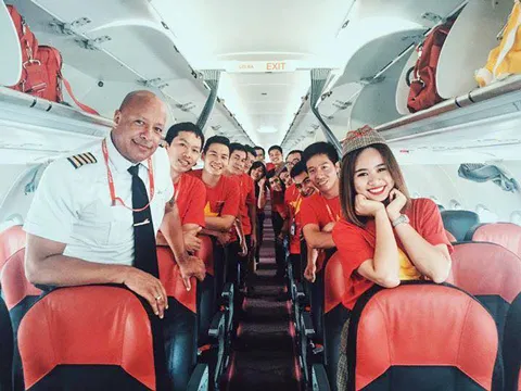 Đội bay Vietjet rực rỡ trong trang phục cờ đỏ sao vàng chào đón hành khách lên tàu vào ngày Quốc khánh 2/9 Khối Kỹ thuật cũng tràn đầy tràn đầy năng lượng và hứng khởi, đảm bảo những chuyến bay an toàn cho hành khách vui đón lễ