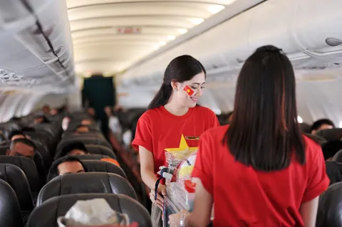 Đội bay Vietjet rực rỡ trong trang phục cờ đỏ sao vàng chào đón hành khách lên tàu vào ngày Quốc khánh 2/9 Khối Kỹ thuật cũng tràn đầy tràn đầy năng lượng và hứng khởi, đảm bảo những chuyến bay an toàn cho hành khách vui đón lễ