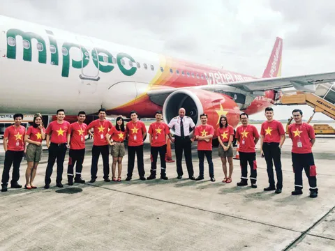 Đội bay Vietjet rực rỡ trong trang phục cờ đỏ sao vàng chào đón hành khách lên tàu vào ngày Quốc khánh 2/9 Khối Kỹ thuật cũng tràn đầy tràn đầy năng lượng và hứng khởi, đảm bảo những chuyến bay an toàn cho hành khách vui đón lễ