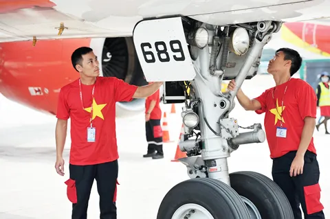 Đội bay Vietjet rực rỡ trong trang phục cờ đỏ sao vàng chào đón hành khách lên tàu vào ngày Quốc khánh 2/9 Khối Kỹ thuật cũng tràn đầy tràn đầy năng lượng và hứng khởi, đảm bảo những chuyến bay an toàn cho hành khách vui đón lễ