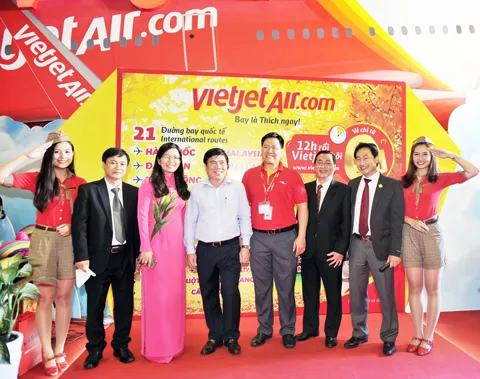 Chủ tịch UBND TPHCM Nguyễn Thành Phong đến tham quan gian hàng và tham gia vòng xoay may mắn của Vietjet. Màn trình diễn khai mạc hấp dẫn của Vietjet tạo sức hút lớn tại sự kiện Đông đảo du khách hào hứng tham gia thử thách vào 2 khung giờ vàng 12h00 - 14h00, 15h00 - 16h00 để nhận được hơn 2.100 cơ hội bay với giá chỉ 0 đồng, áp dụng trên các đường bay nội địa đi và đến TPHCM. Cạnh đó, du khách còn được thưởng thức màn trình diễn flamenco thú vị, thử vận may cùng vòng xoay may mắn hay giao lưu, chụp ảnh cùng các tiếp viên xinh đẹp, thân thiện