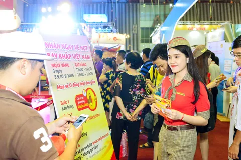 Chủ tịch UBND TPHCM Nguyễn Thành Phong đến tham quan gian hàng và tham gia vòng xoay may mắn của Vietjet. Màn trình diễn khai mạc hấp dẫn của Vietjet tạo sức hút lớn tại sự kiện Đông đảo du khách hào hứng tham gia thử thách vào 2 khung giờ vàng 12h00 - 14h00, 15h00 - 16h00 để nhận được hơn 2.100 cơ hội bay với giá chỉ 0 đồng, áp dụng trên các đường bay nội địa đi và đến TPHCM. Cạnh đó, du khách còn được thưởng thức màn trình diễn flamenco thú vị, thử vận may cùng vòng xoay may mắn hay giao lưu, chụp ảnh cùng các tiếp viên xinh đẹp, thân thiện