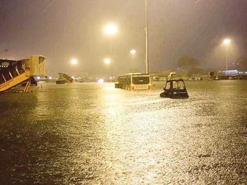 Sân bay TSN bị ngập trong sau một trận mưa. Sân bay TSN bị ngập trong sau một trận mưa.