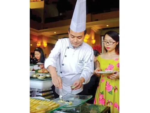 Tổng bếp trưởng Nguyễn Công Chung tại khách sạn Sheraton Hà Nội. Tổng bếp trưởng Nguyễn Công Chung tại khách sạn Sheraton Hà Nội.