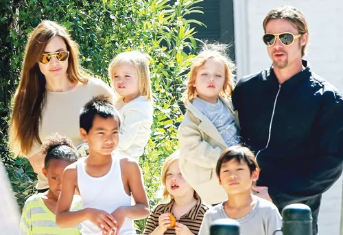 Gia đình Brangelina.