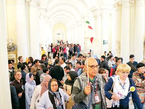 Nhà thờ - pháo đài Petro-Pavlov, công trình đầu tiên được xây dựng bên dòng Neva. Một tuyệt tác tranh ghép kính tại lâu đài cổ. Ngọn hải đăng cổ kính nhìn ra biển Baltic. Chật ních du khách tham quan Viện bảo tàng. Một góc cố đô xưa. Bảo tàng Chiến hạm Rạng Đông - con tàu đã nổ phát súng kết liễu chế độ Sa hoàng. Hàng lưu niệm Nga tại điểm tham quan. Tượng tướng Kutudov - người chiến thắng quân xâm lược Napoléon. Mái vòm nhà thờ Thánh Isaac mạ 100kg vàng nguyên chất. Hoàng hôn trên phố cổ. Nhà thờ - pháo đài Petro-Pavlov, công trình đầu tiên được xây dựng bên dòng Neva. Một tuyệt tác tranh ghép kính tại lâu đài cổ. Ngọn hải đăng cổ kính nhìn ra biển Baltic. Chật ních du khách tham quan Viện bảo tàng. Một góc cố đô xưa. Bảo tàng Chiến hạm Rạng Đông - con tàu đã nổ phát súng kết liễu chế độ Sa hoàng. Hàng lưu niệm Nga tại điểm tham quan. Tượng tướng Kutudov - người chiến thắng quân xâm lược Napoléon. Mái vòm nhà thờ Thánh Isaac mạ 100kg vàng nguyên chất. Hoàng hôn trên phố cổ.