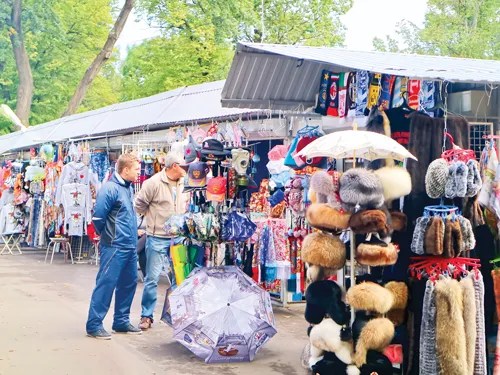 Nhà thờ - pháo đài Petro-Pavlov, công trình đầu tiên được xây dựng bên dòng Neva. Một tuyệt tác tranh ghép kính tại lâu đài cổ. Ngọn hải đăng cổ kính nhìn ra biển Baltic. Chật ních du khách tham quan Viện bảo tàng. Một góc cố đô xưa. Bảo tàng Chiến hạm Rạng Đông - con tàu đã nổ phát súng kết liễu chế độ Sa hoàng. Hàng lưu niệm Nga tại điểm tham quan. Tượng tướng Kutudov - người chiến thắng quân xâm lược Napoléon. Mái vòm nhà thờ Thánh Isaac mạ 100kg vàng nguyên chất. Hoàng hôn trên phố cổ. Nhà thờ - pháo đài Petro-Pavlov, công trình đầu tiên được xây dựng bên dòng Neva. Một tuyệt tác tranh ghép kính tại lâu đài cổ. Ngọn hải đăng cổ kính nhìn ra biển Baltic. Chật ních du khách tham quan Viện bảo tàng. Một góc cố đô xưa. Bảo tàng Chiến hạm Rạng Đông - con tàu đã nổ phát súng kết liễu chế độ Sa hoàng. Hàng lưu niệm Nga tại điểm tham quan. Tượng tướng Kutudov - người chiến thắng quân xâm lược Napoléon. Mái vòm nhà thờ Thánh Isaac mạ 100kg vàng nguyên chất. Hoàng hôn trên phố cổ.