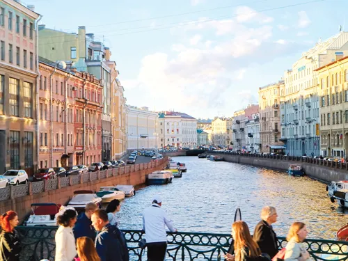 Nhà thờ - pháo đài Petro-Pavlov, công trình đầu tiên được xây dựng bên dòng Neva. Một tuyệt tác tranh ghép kính tại lâu đài cổ. Ngọn hải đăng cổ kính nhìn ra biển Baltic. Chật ních du khách tham quan Viện bảo tàng. Một góc cố đô xưa. Bảo tàng Chiến hạm Rạng Đông - con tàu đã nổ phát súng kết liễu chế độ Sa hoàng. Hàng lưu niệm Nga tại điểm tham quan. Tượng tướng Kutudov - người chiến thắng quân xâm lược Napoléon. Mái vòm nhà thờ Thánh Isaac mạ 100kg vàng nguyên chất. Hoàng hôn trên phố cổ. Nhà thờ - pháo đài Petro-Pavlov, công trình đầu tiên được xây dựng bên dòng Neva. Một tuyệt tác tranh ghép kính tại lâu đài cổ. Ngọn hải đăng cổ kính nhìn ra biển Baltic. Chật ních du khách tham quan Viện bảo tàng. Một góc cố đô xưa. Bảo tàng Chiến hạm Rạng Đông - con tàu đã nổ phát súng kết liễu chế độ Sa hoàng. Hàng lưu niệm Nga tại điểm tham quan. Tượng tướng Kutudov - người chiến thắng quân xâm lược Napoléon. Mái vòm nhà thờ Thánh Isaac mạ 100kg vàng nguyên chất. Hoàng hôn trên phố cổ.