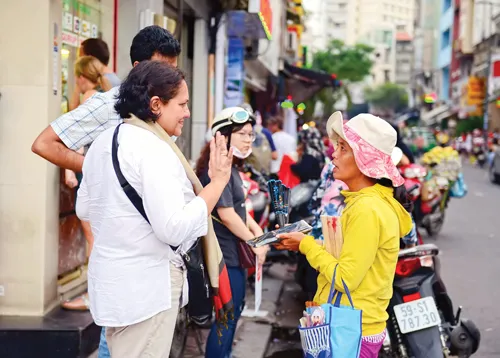 Khách du lịch đến Việt Nam ngại nhất tình trạng chèo kéo, mời mua hàng thiếu tôn trọng. Ảnh: LONG THANH Khách du lịch đến Việt Nam ngại nhất tình trạng chèo kéo, mời mua hàng thiếu tôn trọng. Ảnh: LONG THANH