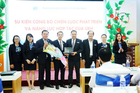 Đại diện phòng Truyền thông và quan hệ công chúng UEH ra mắt.