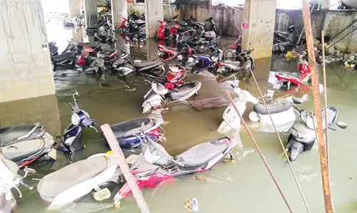 Bãi giữ xe số 5D đường Nguyễn Siêu (quận 1), cả ngàn chiếc xe chìm trong nước.