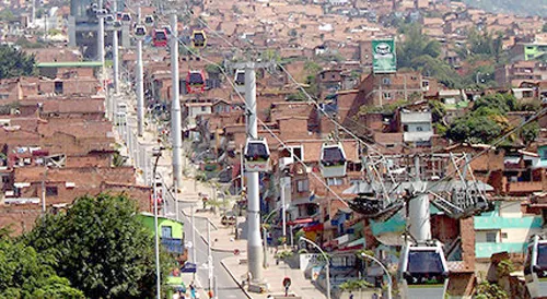 Cột cáp treo trên đường phố Medellin đã thu gọn lòng đường, mở rộng vỉa hè cho người đi bộ và trồng mới 1.000 cây xanh.