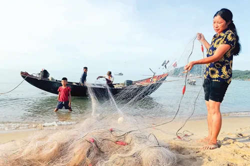 Bãi biển tuyệt đẹp của Hà Tĩnh gần khu vực đèo Ngang giáp ranh với tỉnh Quảng Bình cũng không một bóng khách du lịch. Người buôn bán cá ở bãi Cảnh Dương, xã Cảnh Dương, huyện Bố Trạch, Quảng Bình. Ngư dân, người buôn bán cá ở bãi Cảnh Dương, xã Cảnh Dương, huyện Bố Trạch, Quảng Bình vẫn hoạt động nhưng lượng giao dịch chỉ bằng con số lẻ so trước đây. Ông Nguyễn Văn Thoành ngư dân đánh lộng khu biển Kỳ Ninh - Hà Tĩnh tâm sự: "Đánh cá bây giờ buồn lắm, biển ô nhiễm người dân không dám ăn cá.” Cảng cá Cửa Sót (huyện Kỳ Anh - tỉnh Hà Tĩnh) vẫn hoạt động nhưng ghe thuyền về cảng ngày càng đìu hiu. Cả nhà chị vẫn ra khơi lưới cá nhưng có đêm đi về chỉ được một con mực bằng bàn tay nấu nồi nước chan mì tôm.